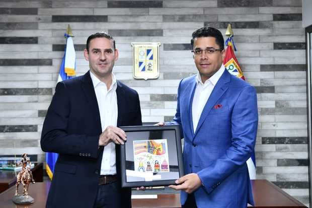 El alcalde de San Salvador, Ernesto Muyshondt, y el alcalde de Santo Domingo, David Collado. 