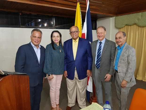 Al centro el Dr. José Silié Ruiz y los profesionales invitados.