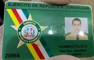 Agente muestra el carnet del militar detenido por violar toque de queda. 