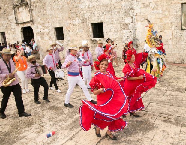 Ciudad Colonial SD se viste de alegrí­a y colorido con motivo del Mes de la Patria y Dí­a Nacional del Folklore.