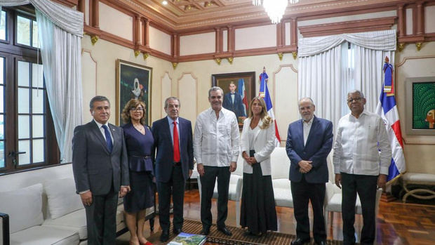 Presidente Abinader recibe al expresidente chileno, Eduardo Frei, en el Palacio Nacional