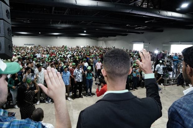 Vista panorámica de la juramentación de jóvenes en la Fuerza del Pueblo en un multitudinario acto en Puerto Plata.