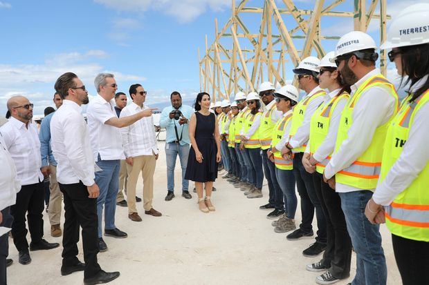 Las empresas adjudicadas para la construcción de estos hoteles son los consorcios Therrestra-Estel y Cocaro Development.
