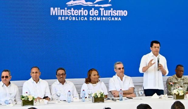 Presidente y ministro de Turismo inauguran reconstrucción dos plazas de vendedores en playa Guayacanes 