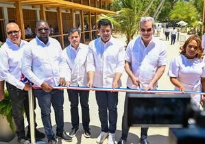 Presidente y ministro de Turismo inauguran reconstrucción dos plazas de vendedores en playa Guayacanes 