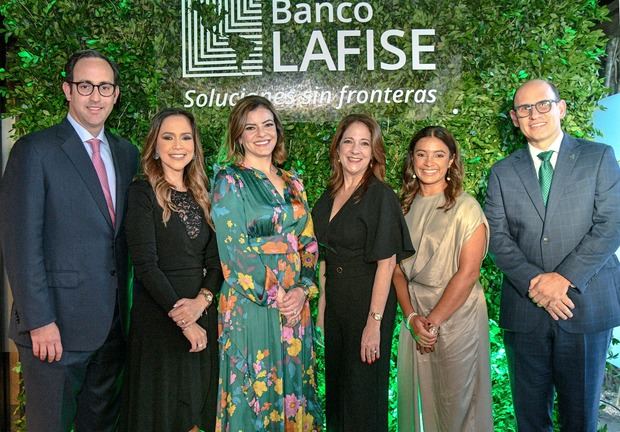 Roberto Zamora Terán, Pamela Coello, Monika Soto, Patricia Planells, Carolina Martínez, y Edgar del Toro.