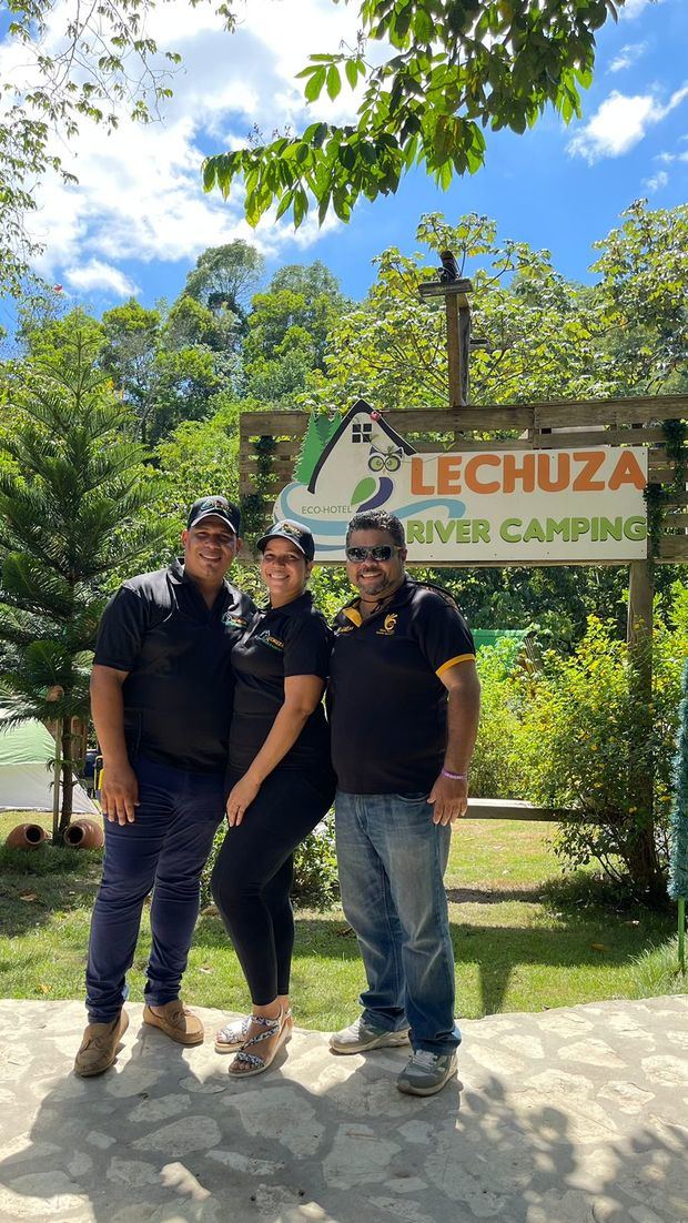 La pareja de emprendedores Ariel y Ruth Cabrera en compañia de Mario Lara en Lechuza River Camping.