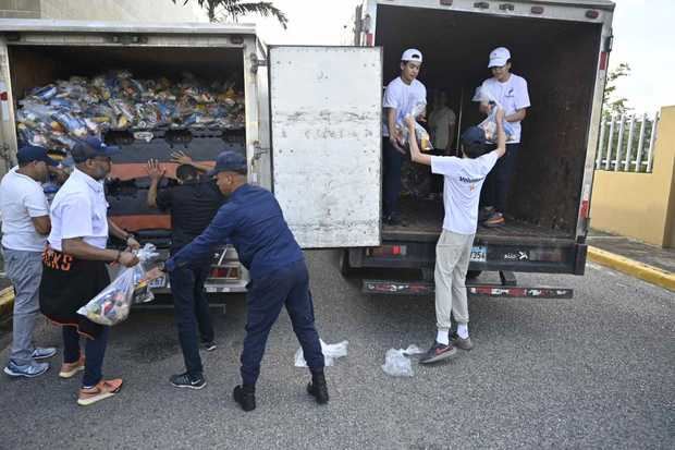 Entrega de donativos a los afectados por intensas lluvias.