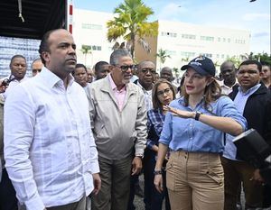 El administrador general de Banreservas, Samuel Pereyra; y la presidente del Voluntariado Banreservas, junto a dirigentes comunitarios durante el inicio del operativo.