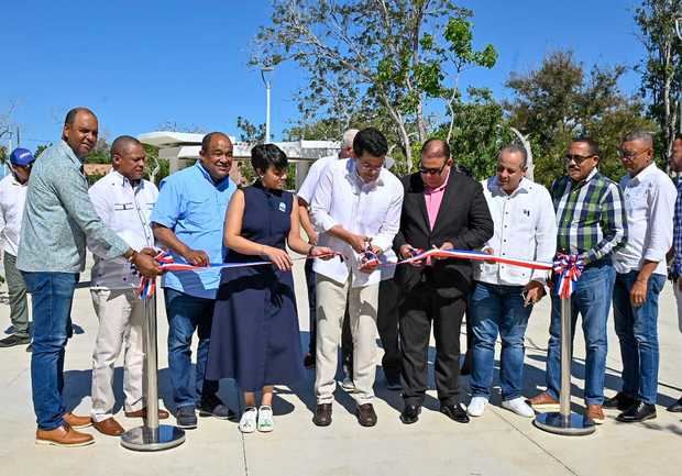 Collado entrega renovado Parque Municipal Pepillo Salcedo.