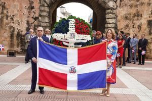 BCRD deposita ofrenda floral en el Altar de la Patria