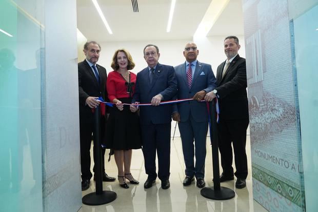 En la exposición se exhiben las series de monedas en honor a Caonabo, fray Antón de Montesinos, Enriquillo y Lemba.