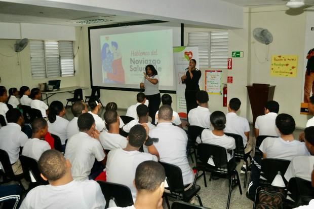 La Fundación Vida Sin Violencia, presidida por Yanira Fondeur, sostuvo un encuentro con 65 estudiantes de la Escuela Nacional para  Sordos.