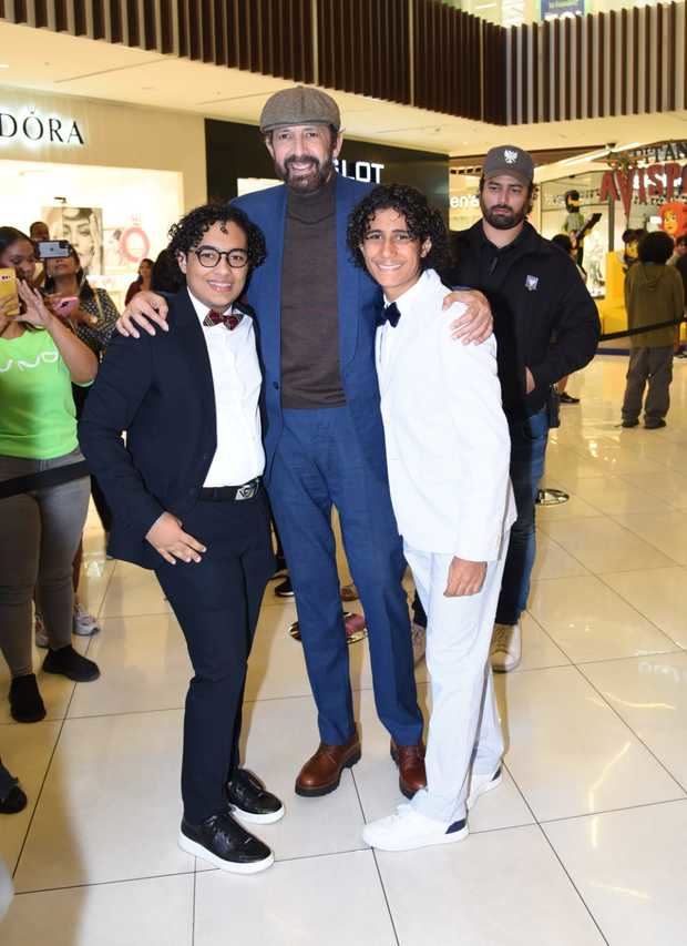 Emiliano y Rodrigo García junto a Juan Luis Guerra. .