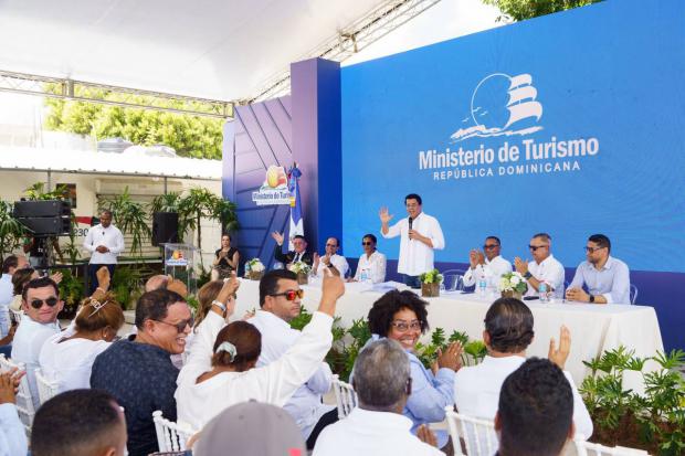 Ministro Collado inaugura reconstrucción calle Pastor Domingo de la Cruz, en Verón, Punta Cana