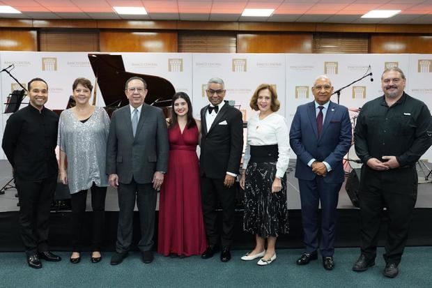 José Luis Ureña, Milena Zivkovic, Héctor Valdez Albizu, Rebeca Masalles, Elioenai Medina, Clarissa de la Rocha de Torres, Ervin Novas Bello y Velibor Veljkovic.