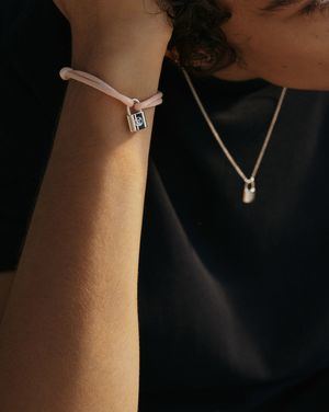 Louis Vuitton agrega cuatro nuevos colores de las pulseras Silver Lockit y lanza su primer Doudou Louis.