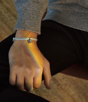 Louis Vuitton agrega cuatro nuevos colores de las pulseras Silver Lockit y lanza su primer Doudou Louis.