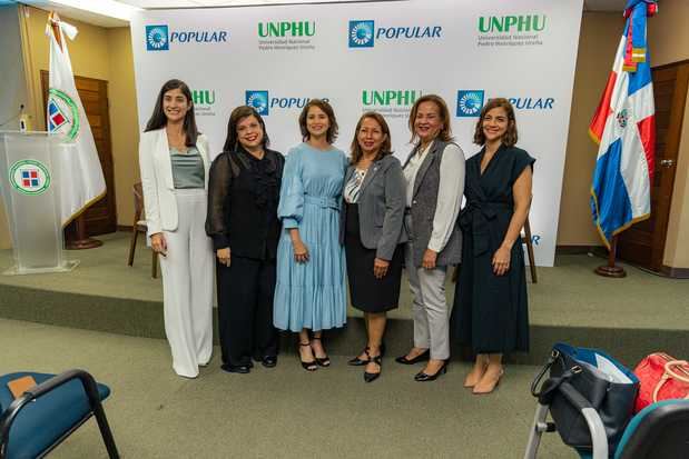 Desde la izquierda, las señoras Nathaly Uribe, Beulah Reynoso, Raquel León, Dolly
Martínez, Lourdes Ogando y Laura Partal.