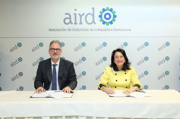 Acuerdo firmado por Mario Pujols Ortiz, Vicepresidente Ejecutivo de la AIRD y Rosa Rita Álvarez, Directora Ejecutiva de MUDE.