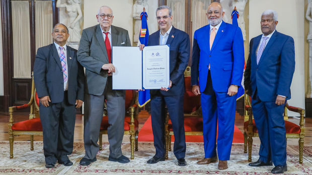 Presidente del Colegio Dominicano de Periodistas (CDP), Aurelio Enríquez, Presidente Abinader, Gautreaux Piñeyro y Daniel García Archibald.