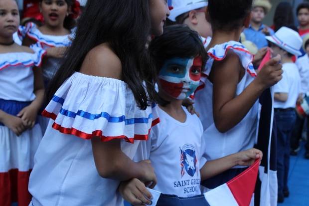 Estudiantes representan República Dominicana. 
