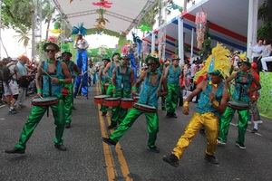 Bandas en desfile de carnaval