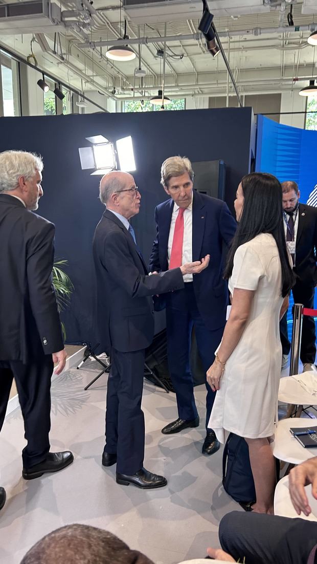 Max Puig conversa con John Kerry,Enviado Especial de EEUU. y la asesora del Ministerio de Energía y Minas, Chadia Abreu, 