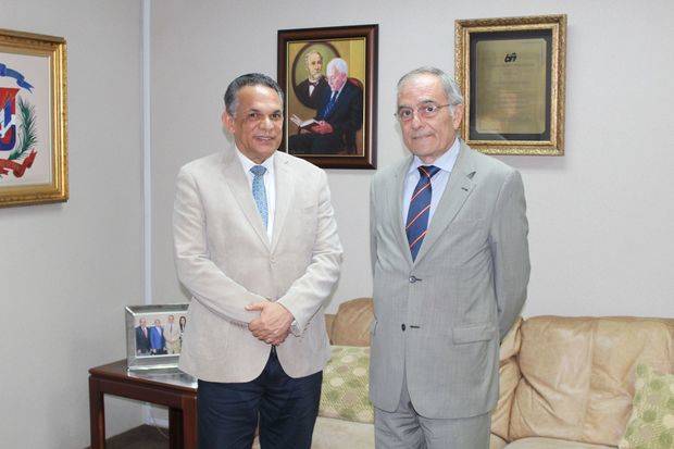 El embajador de la Unión Europea en la República Dominicana, Alberto Navarro, junto al titular del Ministerio de Administración Pública (MAP), Ramón Ventura Camejo.