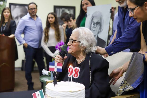 El Comité de Homenaje a Brunilda Soñé en ocasión de su 98 cumpleaños .