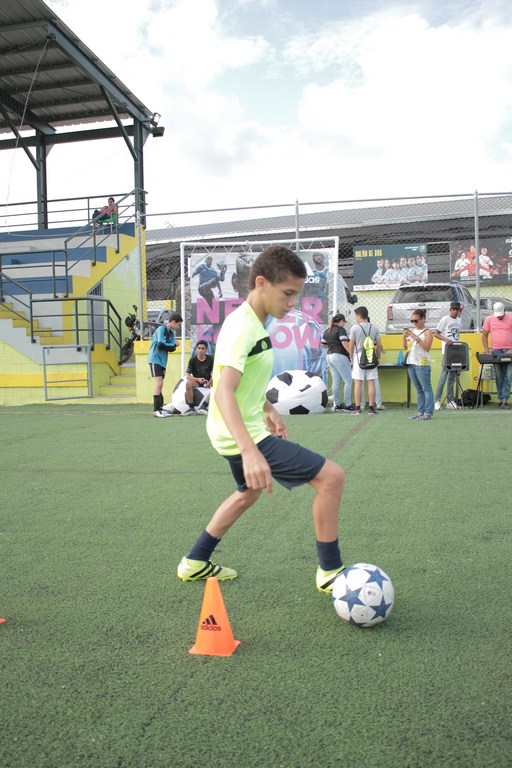 Adidas culmina tour de colegios con tarde de fútbol 