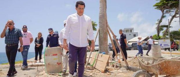 David Collado supervisa trabajos de remozamiento del malecón de Cabrera.
