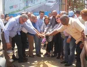 Alcalde junto a los vecinos