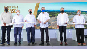 Abinader inaugura en San Cristóbal el mayor parque solar del país