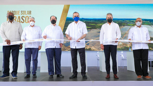 Presidente inaugura el mayor parque solar del país.