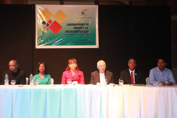 Durante el acto de apertura, presiden Rosa Elena Rodríguez, directora de Formación y Capacitación; Esperanza Encarnación, directora de la Escuela de Bellas Artes de la provincia; José Grullón Estrella, obispo de San Juan de la Maguana; el expositor William Peña H., y Ángelo Valenzuela, director de la Escuela Monina Cámpora,  en el inicio del ‘’Laboratorio de Proyectos Socio-Culturales’’. 