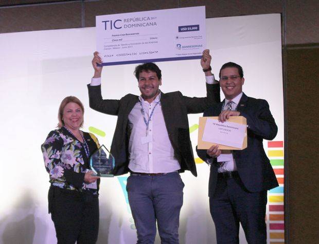 Julianie Guerrero, directora de Sostenibilidad y Responsabilidad  Social Corporativa de Banreservas; y Michael Jacobo, gerente del Programa de Emprendedores entregan el premio a Jason Grullón en Cancún, México.
