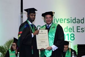 Uno de los graduandos