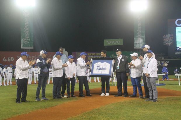 David Collado junto al equipo del Licey.