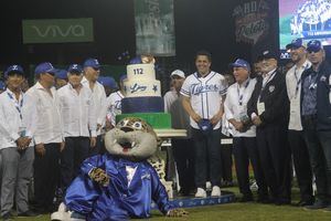 Collado lanza primera bola en juego conmemorativo del 112 aniversario del Licey.