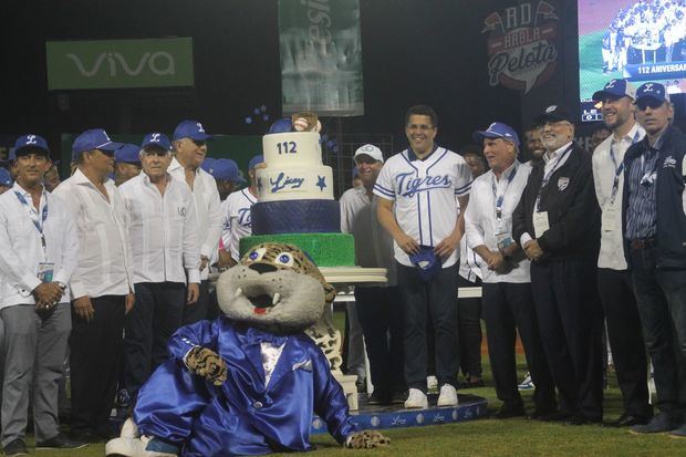 David Collado junto al equipo del Licey.