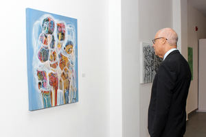José Ramón Holguín mientras realiza el recorrido por la exposición Laberintos.