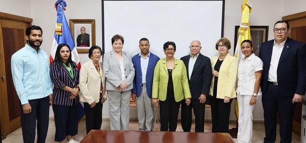 El maestro Gilberto Rodríguez, vicerrector académico, y en representación del MESCYT la viceministra Dra. Carmen EvaristaMatíasla. Además, decanos,  directores de carreras, áreas académicas y administrativas,  junto a otros 5 técnicos curriculistas.