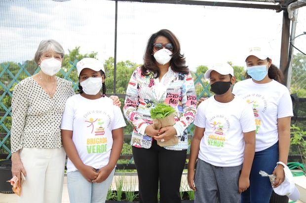 Elisabeth de Puig y Paula Disla junto a los niños que cuidan del huerto.