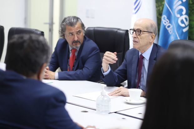 Carlos Carrera y Max Puig, dialogan sobre el acuerdo.