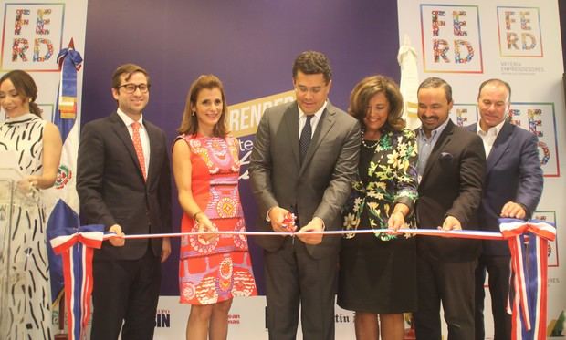 Alcalde David Collado deja inaugurada la Feria en Emprendedores.