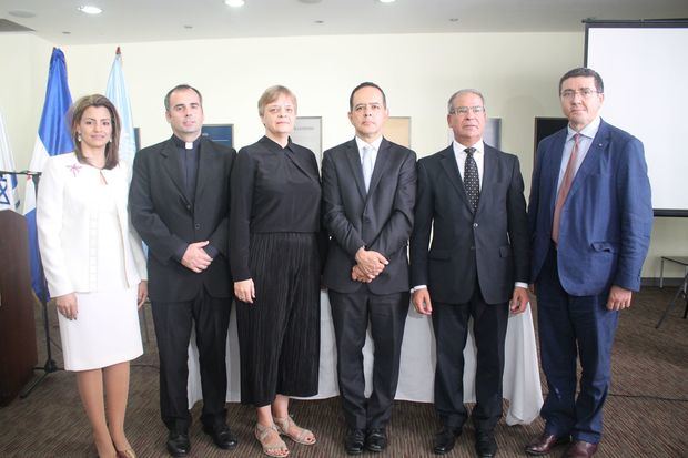 En Representación del Ministerio de Relaciones Exteriores de RD-Sra. Michelle Cohen,  Padre Alvaro Izurieta, Embajadora de Alemania S.E. Sabine Bloch, Asesor Senior en Derechos Humanos de las Naciones Unidas  Sr. Juan Carlos Monge, Embajador de Israel S.E. Daniel Saban, y el Embajador de Italia S.E. Andrea Canepari.