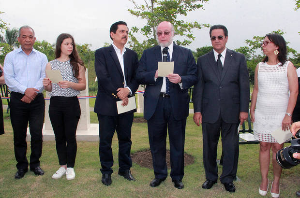 Ministro de Cultura participa en el traslado de los restos poeta nacional Pedro Mir 