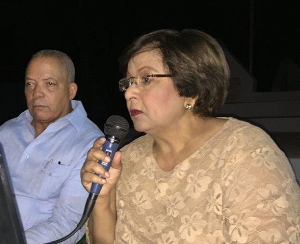  La directora Nacional de Provincias, Altagracia Fernández, durante su intervención en la conferencia titulada ‘’Sánchez Camino al Martirio, a su lado el Síndico Municipal, Pasón Soler.