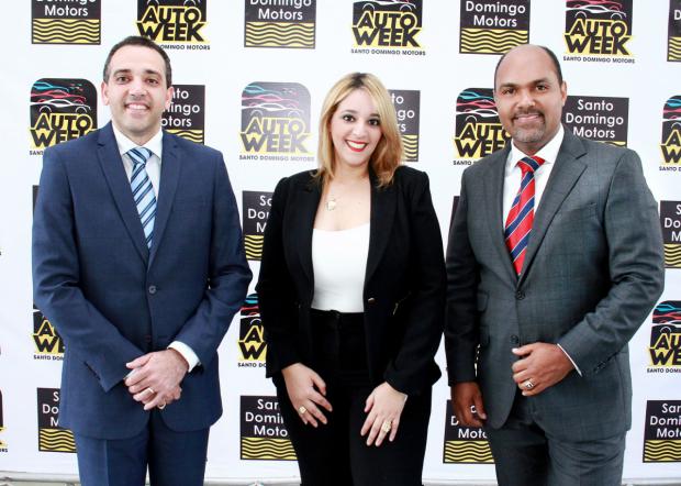 Blas Fernández, gerente general del dealer Santo Domingo Motors; Annya Peña, gerente de  Marketing y Postventa y Sander Marte, gerente de ventas